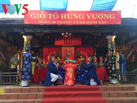 La fête en l’honneur des rois Hung célébrée avec faste au Vietnam - ảnh 2